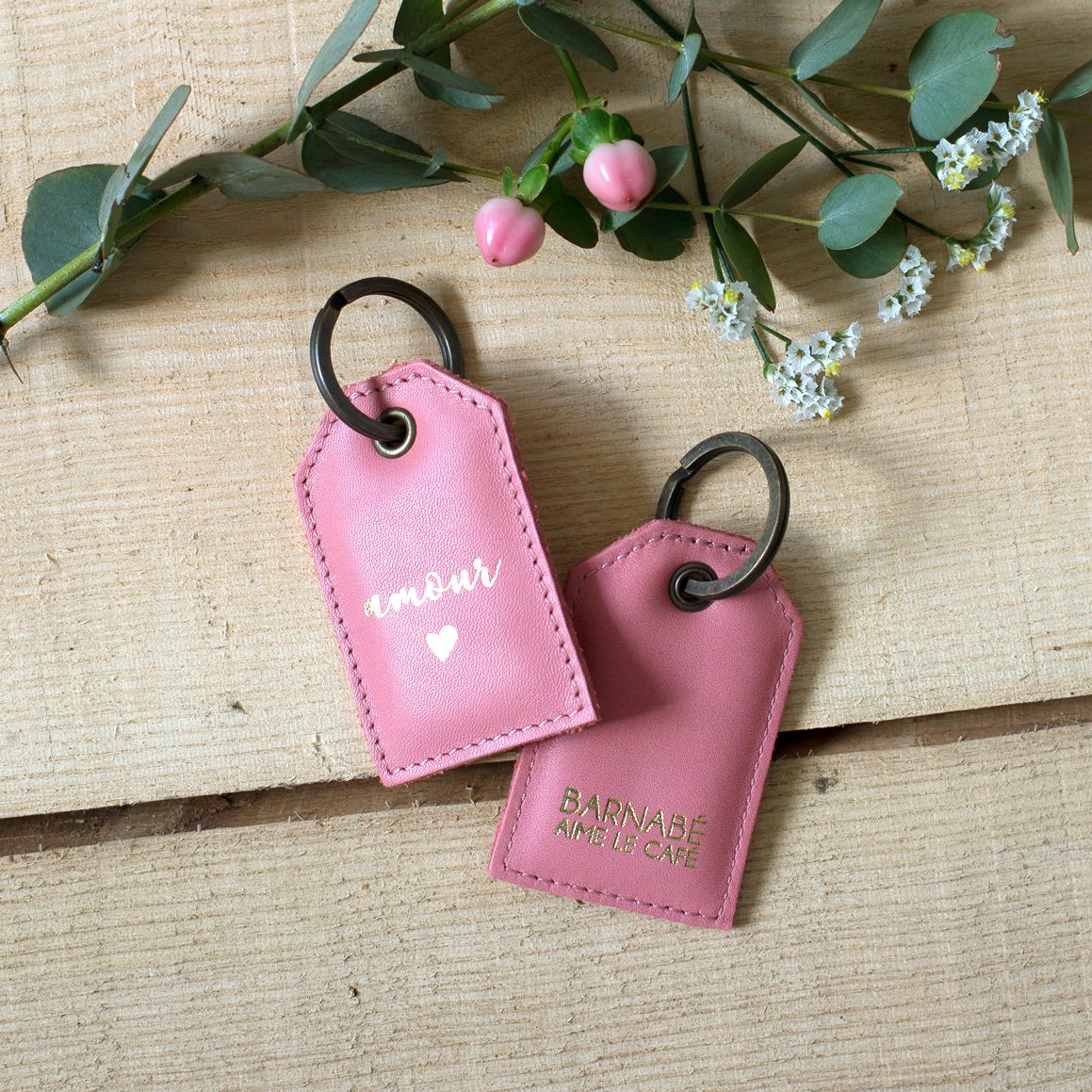 AnneOAngla's tweet photo. 💞 Déclaration d'AMOUR signée #Barnabeaimelecafe pour la maroquinerie
#madeinFrance #accessoire #cfaitou #gift
Eshop: https://t.co/zdvgVJ8XKu https://t.co/7h7csKCKFH