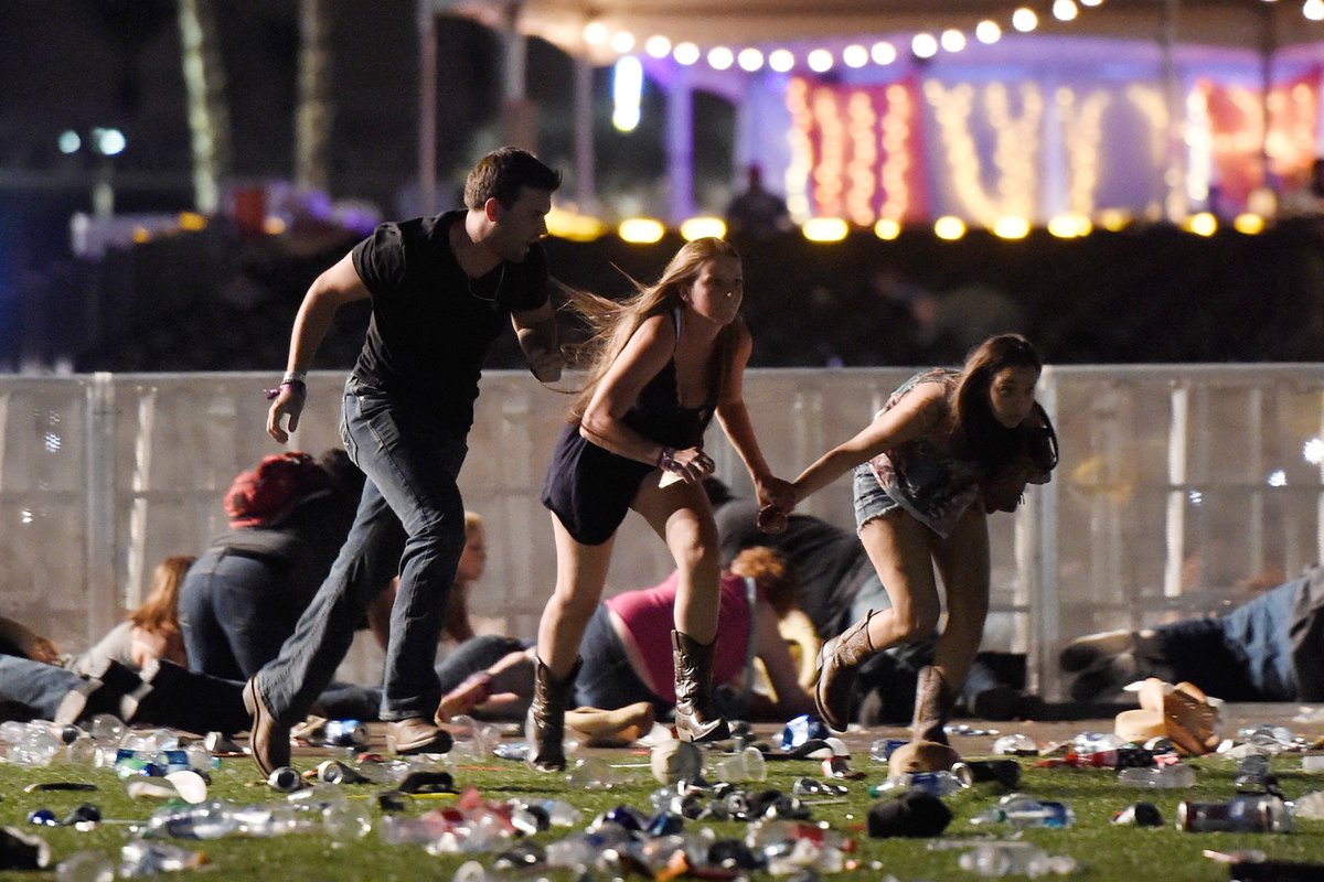 CNNEE's tweet photo. El cantante que estaba en el escenario en el momento que empezaron los disparos relata el "espeluznante" tiroteo 
https://t.co/9WnhyC70a8 https://t.co/IyhrygJIlA