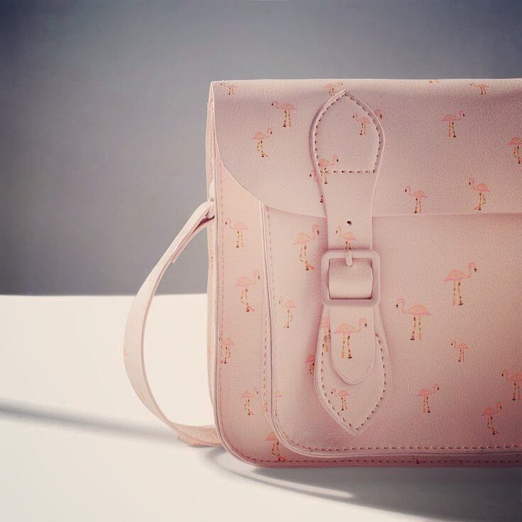 commeuneplume_'s tweet photo. 😉🤣 Je vois des flamands roses partout !! C'est normal Docteur ? 🤣 @Commeuneplum #flamingo #bag #mummybag #babybag #frenchbrand #inLyon #pink https://t.co/v7jocuRzpA