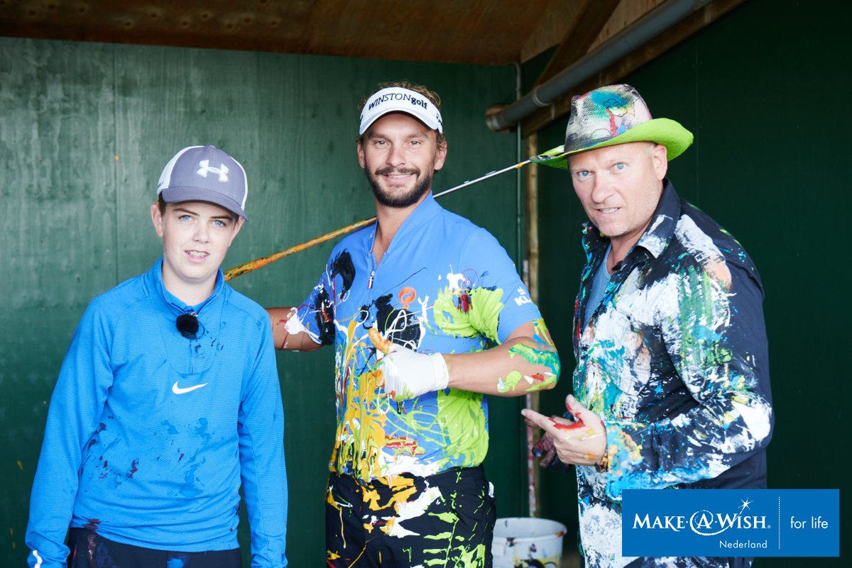 MakeAWishNL's tweet image. Uniek moment! Topgolfer @joostluiten en wenskind Mats maken uniek kunstwerk voor @golf4charity1. bit.ly/2hGjP1I