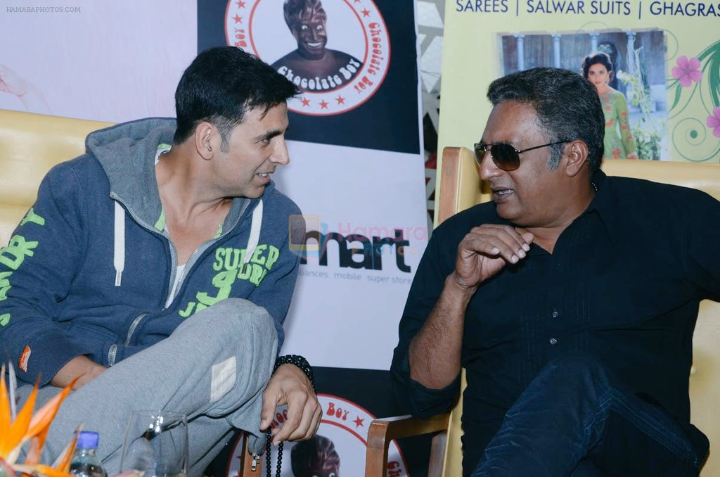 RealHistoryPic's tweet image. You're returning 5 National Awards in protest to Government while I received one for praising the Government.(2017)