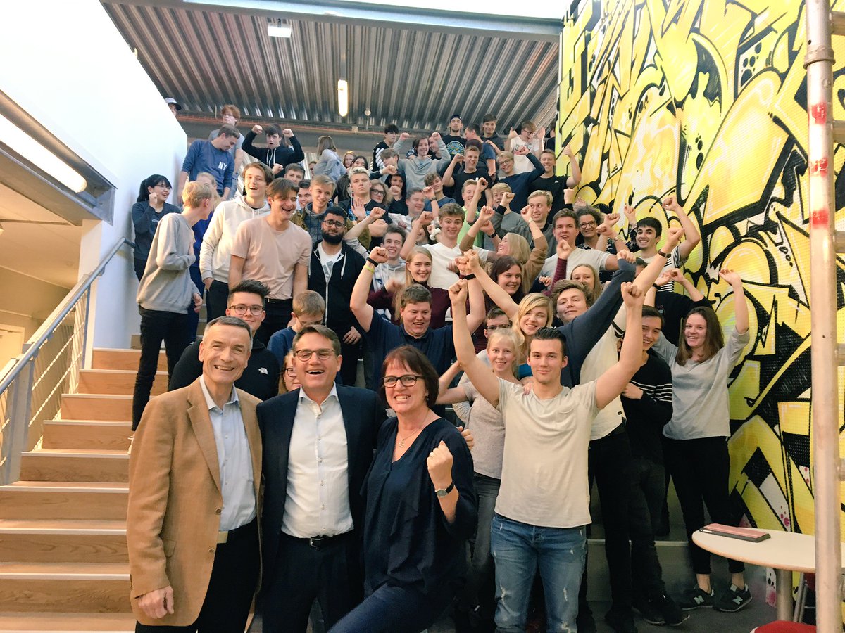 BrianAMikkelsen's tweet photo. Fremtiden tilhører dem her. De seje og dygtige unge på HTX i Næstved. Masser af engagement som gør dem blandt de dygtigste i regionen #dkpol https://t.co/YhrNRLjGWl
