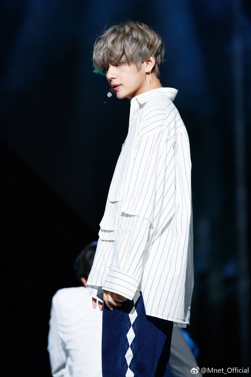taehyungpic's tweet photo. #MIC_DROP #DNA #GOGO https://t.co/UTUxZgmmkG