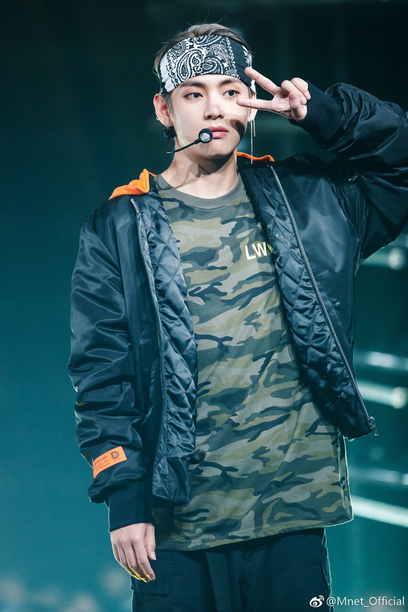 taehyungpic's tweet photo. #MIC_DROP #DNA #GOGO https://t.co/UTUxZgmmkG