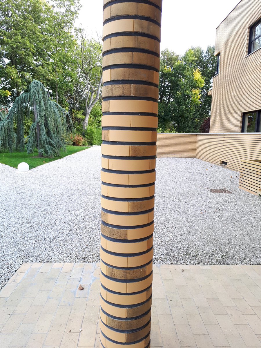 VillaCavrois's tweet photo. #LeSaviezVous Mallet-Stevens a fait réaliser 26 briques de formes différentes qui s'adaptent à toutes les situations (angles, arrondis...) https://t.co/PbuV4cZ6zq