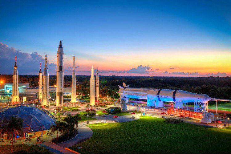 DicasdoEmbarque's tweet photo. Nasa e Space X lançam foguete espacial e turistas podem assistir ao vivo https://t.co/VgudynbeSa https://t.co/wPAHrqBIiM