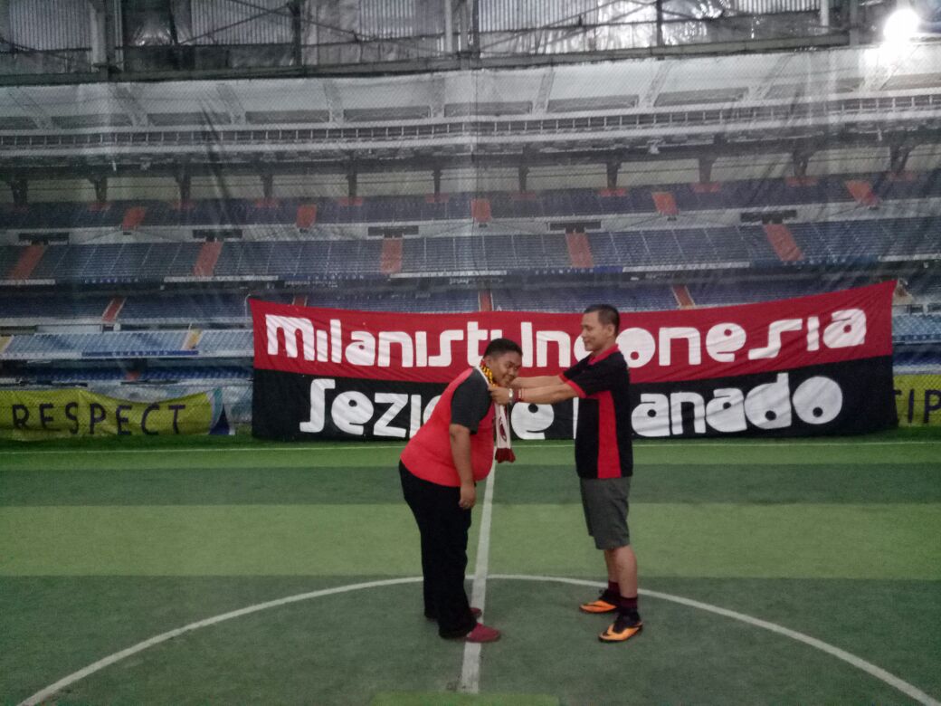 MIsezManado's tweet photo. Penyerahan syal sebagai simbol serah terima jabatan dari Capo sebelumnya @donnyadams_ ke Capo baru @TaluminganCh kemarin. https://t.co/OCuvCD4cc8