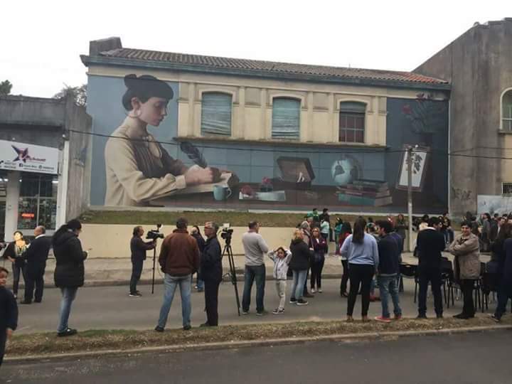 CarmenTort3000's tweet photo. Sublime el murodel #Liceo1deMelo Orgullosa,otra vez,del equipo de @zonajovencl y #GSocial colaborando c/los artistas https://t.co/iYHirBjtCY