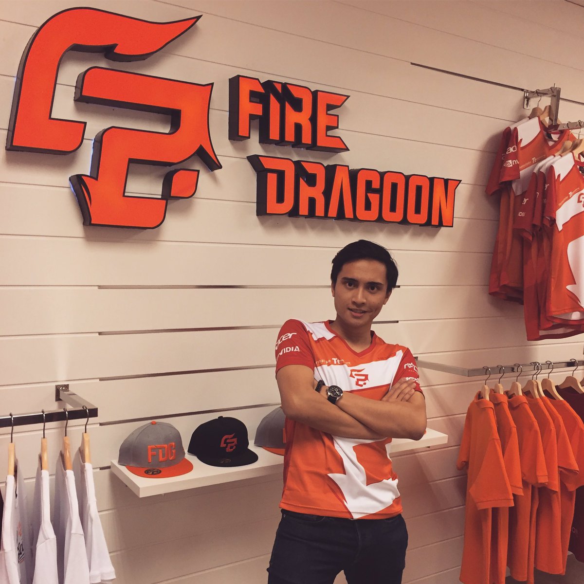IGNSEA's tweet photo. Hanging out at @FDGesports 's office today talking to the players, coaches and managers! #FireNation #FireDragoon https://t.co/KZuDkbTqYe