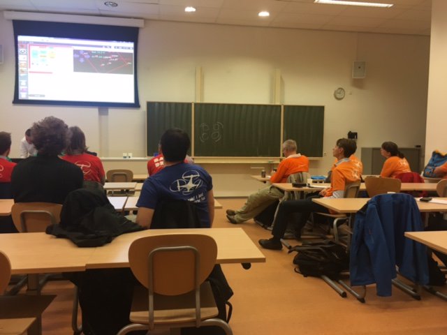 SemanticaNL's tweet photo. Maar voordat we autonome drones gaan programmeren...eerst pittig college op TUDelft. BattleOfTheDrones2017 #leukekost #wehakennognietaf https://t.co/L4g1WK9EsJ