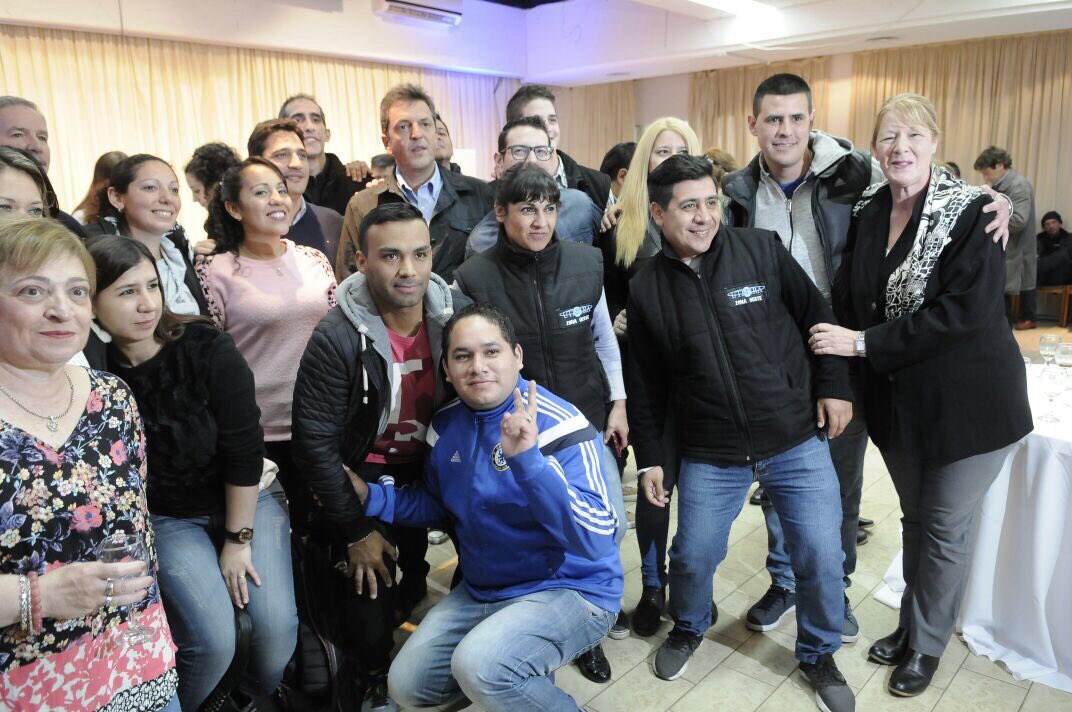 Hoy en casa, <a href="/SergioMassa/">Sergio Massa</a> <a href="/felipe_sola/">Felipe Solá</a>, <a href="/MartinMarinucci/">Martín Marinucci</a> y <a href="/syametti/">パスワードわからんなった</a> junto a los militantes q’día a día llevan la propuesta d #1País a Morón