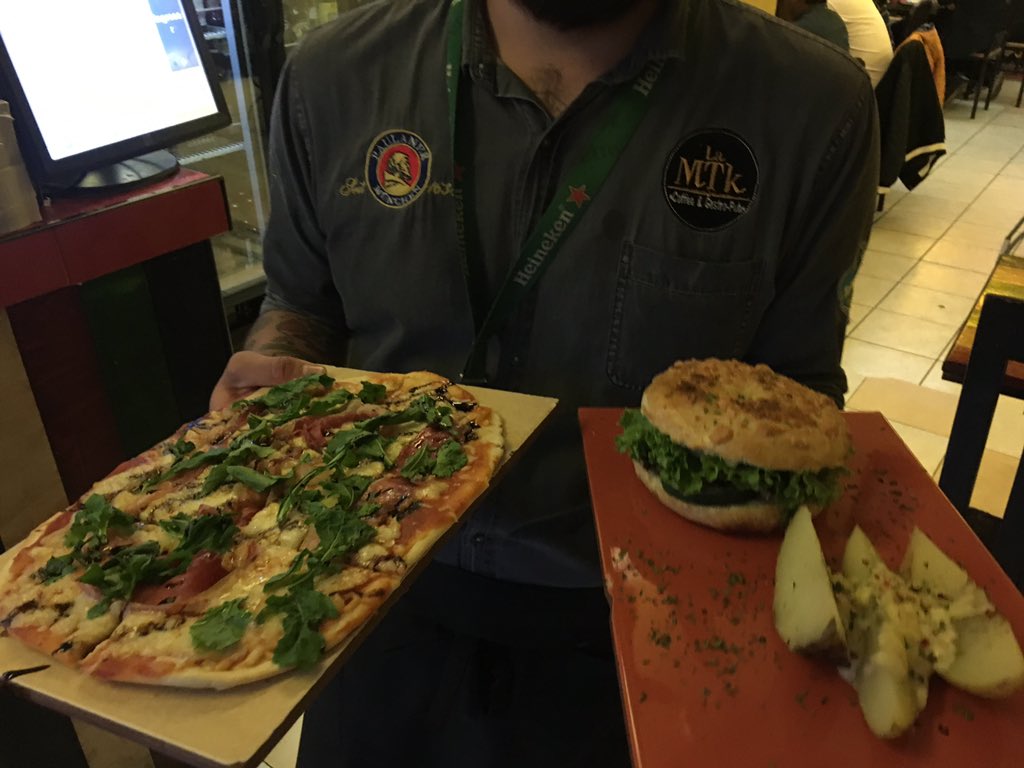 Una #pizza de arugula/serrano o bagel portobello recién horneado ! Los esperamos!
