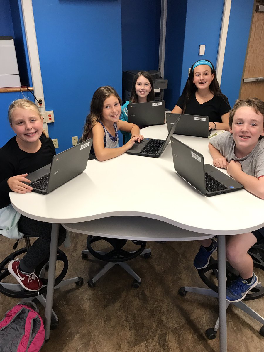 MsTrojanowski's tweet image. when one device isn't enough @MineolaMS during "Drop in & Code" #GirlsWhoCode #mindsatwork #codingwithfriends #MineolaProud