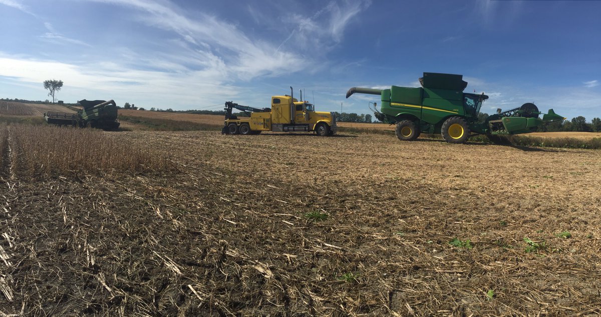 BasilCantelon's tweet photo. Interesting way to start soys #combinetowtruckcombine #train #stuck https://t.co/kSZfpxUzo5