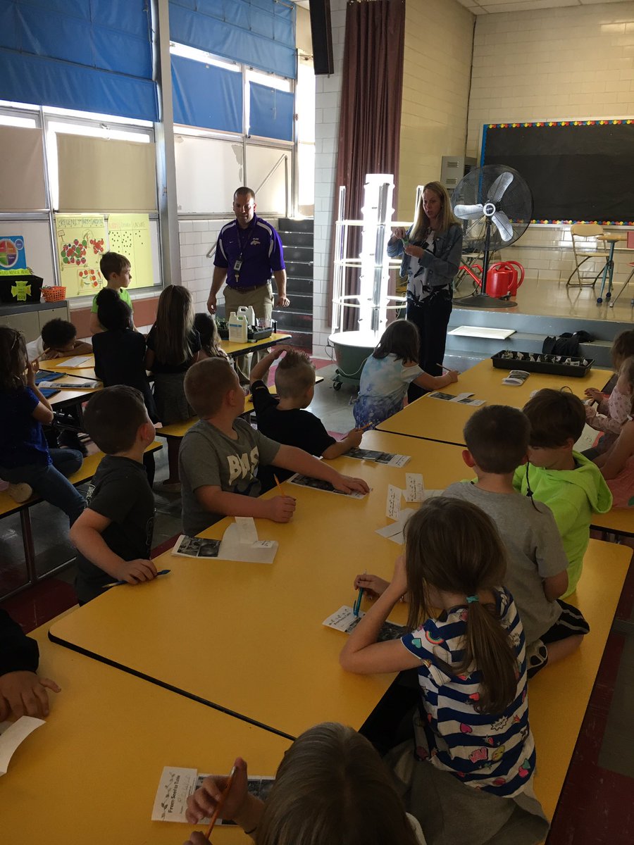 JeffHadleyEdD's tweet photo. Our 1st grade classes planting in our grow tower today! @plumboroughsd @jrp170 @kerriganh1 @LetsMovePGH https://t.co/wohQnLpEG1