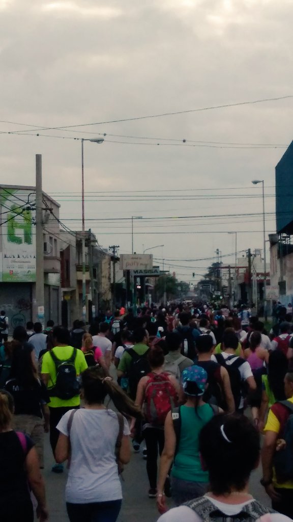 lagarto87's tweet photo. Un infinito mar de gente q camina al horizonte y el cielo q se extiende en ese mismo horizonte. Cielo y pueblo se juntan. Eso es #Lujan2017 https://t.co/bDhNeOFqCG