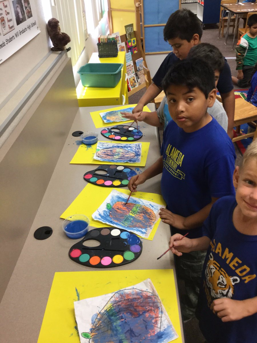 AlamedaTigers's tweet photo. Students are working on their "Batik" pumpkin painting. https://t.co/1yJligxgdF