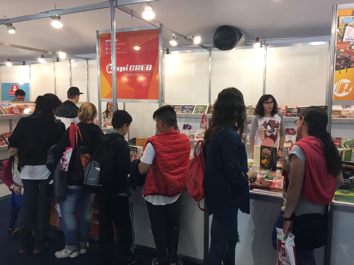 rapicredlibros's tweet photo. Este fin de semana recibimos muchas visitas!! 😀😀 #Felices #FiestaDeLibros #FeriaDelLibro #Merlo #FelizLunes https://t.co/3sb31orDid