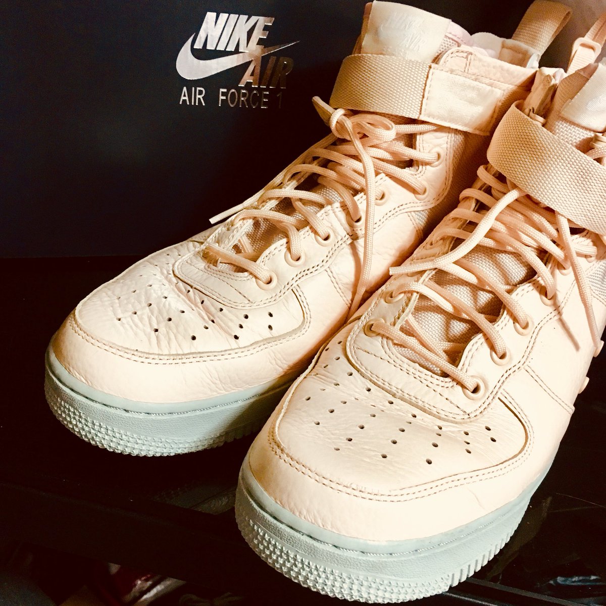 xxxSHOGUNxxx's tweet photo. 今年の誕プレ。
#nike #af1 #af1sf #自分への https://t.co/yXWqlHeEcg