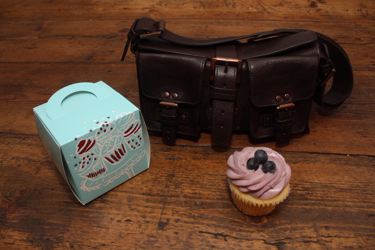 ShareOurStyle's tweet photo. It's #NationalCakeWeek We'll take @lolascupcakes with a @Mulberry thanks! Airbnb for #DesignerBags #BorrowDontBuy Let's #ShareOurStyle https://t.co/VCsDjyGXvO