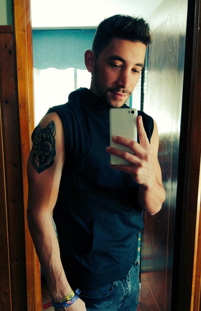 Breifr9's tweet photo. Probando la nueva ropa de chico que lanzaremos en @Wolfrey_es dentro de poco (la de chica no puedo probarla yo jeje) os gusta? 🙄🙄💓 https://t.co/cX5CnllQ1m