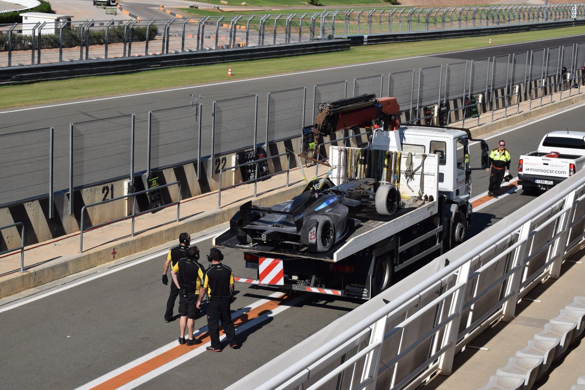 victorabadf1's tweet photo. Así quedó el TECHEETAH de Vergne tras su salida de pista. #FATesting #FAValencia https://t.co/W5fgVkaavf