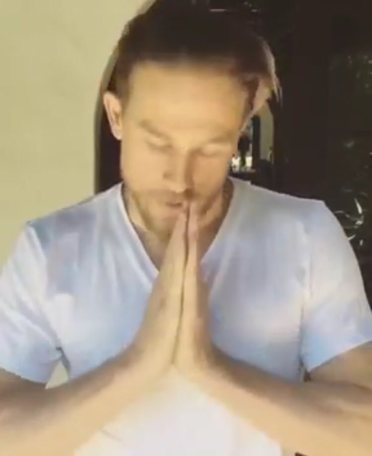 HunnamsHeart's tweet image. #prayforlasvegas #evilneverwins #godblessamerica 🙏🏻💙🇺🇸 #charliehunnam