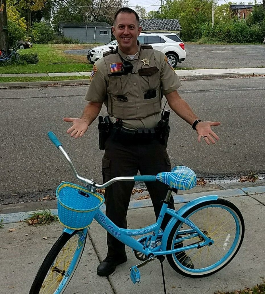 ChisagoCountySO's tweet photo. Apparently Sarge thinks I need a change of squad due to the mileage that I stack up! What do ya think?! #alwayslegday https://t.co/T685VeVHVp