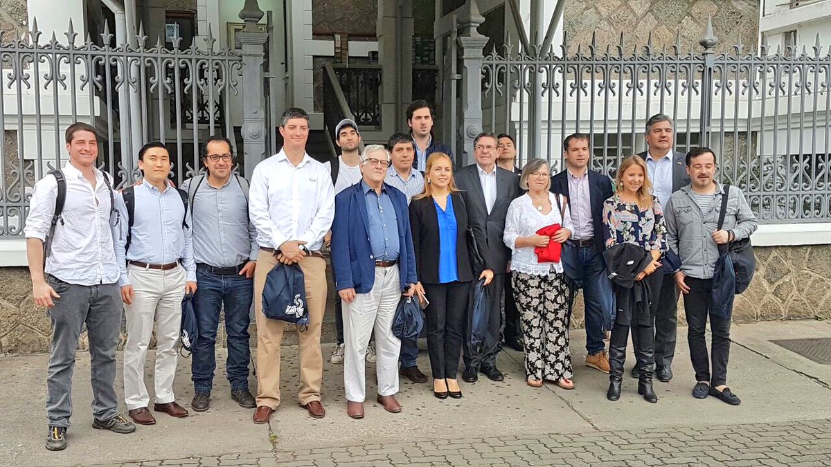 ProChile's tweet photo. Director @ABuvinic junto a la delegación🇨🇱 y al equipo de #ProChileBrasil visitan el Puerto de Santos en el marco de #UnaDespensaParaElMundo https://t.co/CvJs8QJhRk