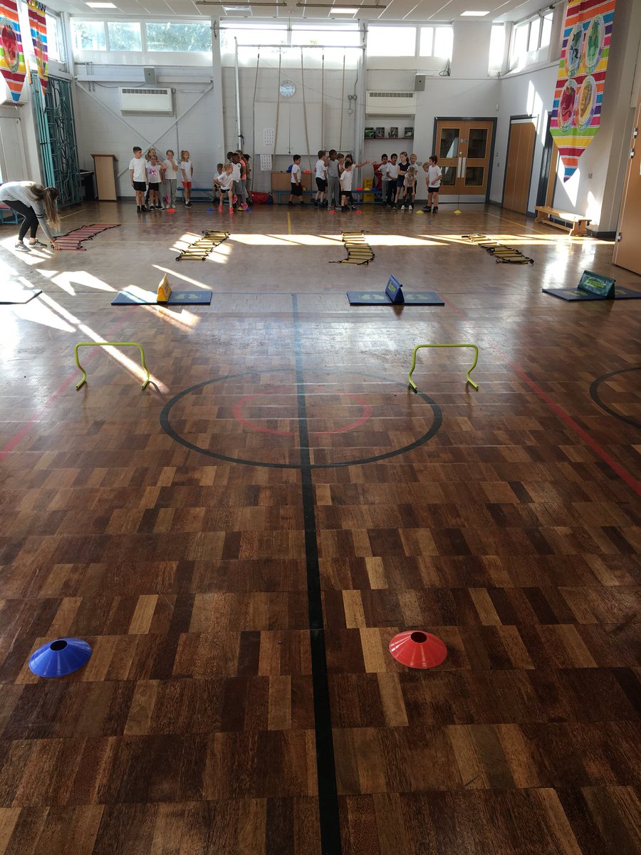 MrHealdKBA's tweet photo. Fantastic Sports Hall Athletics session this morning at Beeston Primary. #JESSCluster @SouthLeeds_PE https://t.co/Lf2DoUChGD