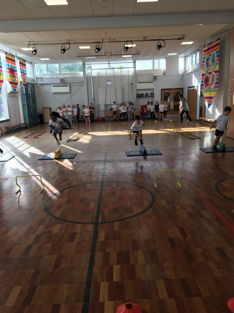 MrHealdKBA's tweet photo. Fantastic Sports Hall Athletics session this morning at Beeston Primary. #JESSCluster @SouthLeeds_PE https://t.co/Lf2DoUChGD