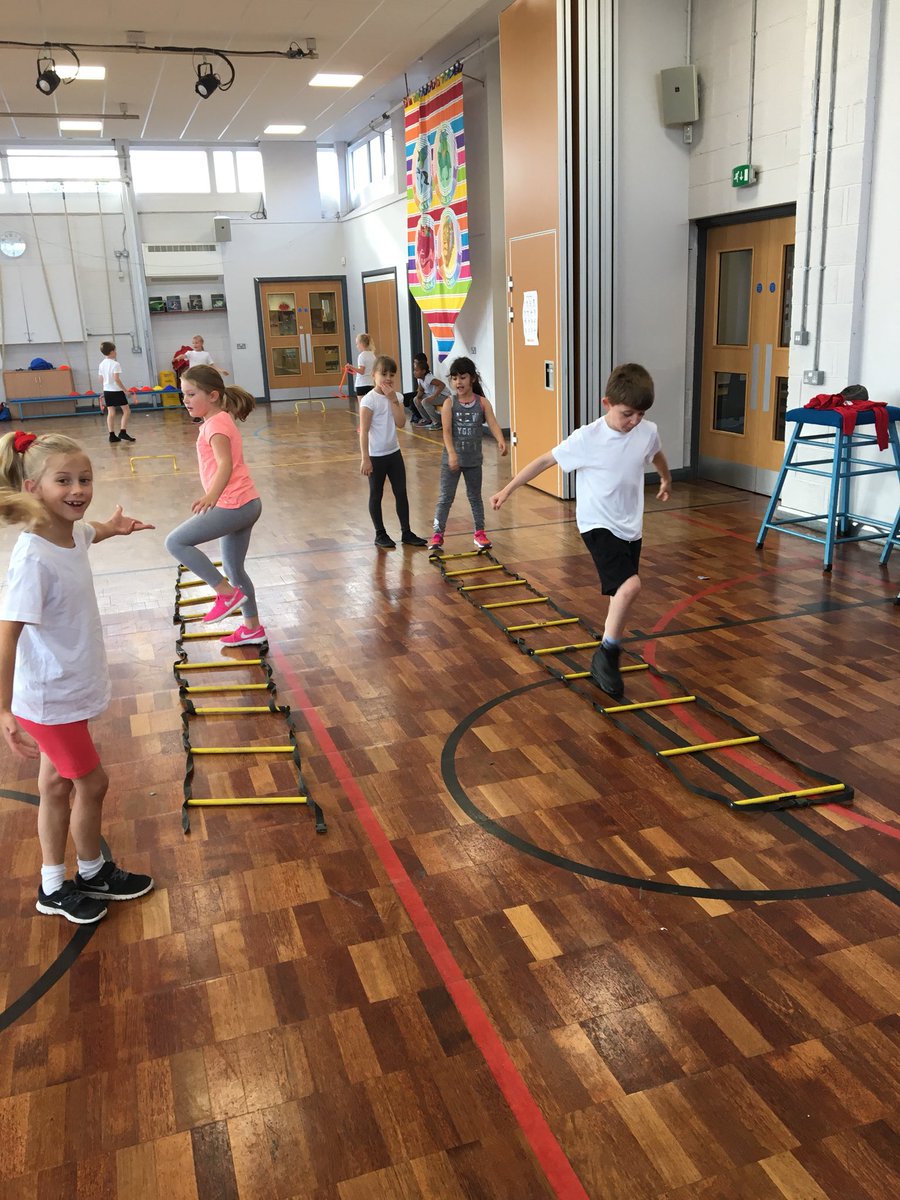MrHealdKBA's tweet photo. Fantastic Sports Hall Athletics session this morning at Beeston Primary. #JESSCluster @SouthLeeds_PE https://t.co/Lf2DoUChGD
