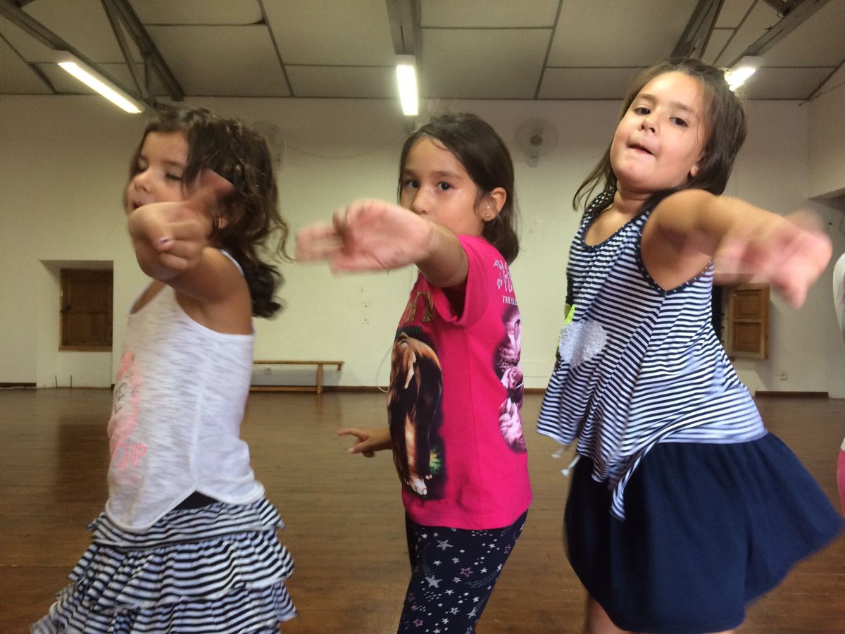 EiMacreacio's tweet photo. divendres vam iniciar les classes de dansa moderna a Ca ses Monges, amb Lola Lloberas! 

cada divendres horabaixa! https://t.co/4JaAOJsk4e