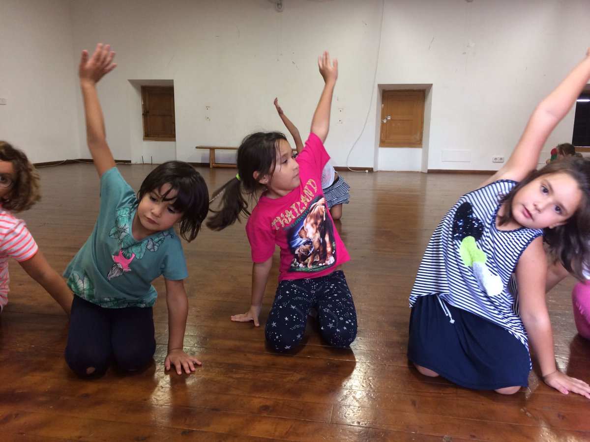 EiMacreacio's tweet photo. divendres vam iniciar les classes de dansa moderna a Ca ses Monges, amb Lola Lloberas! 

cada divendres horabaixa! https://t.co/4JaAOJsk4e