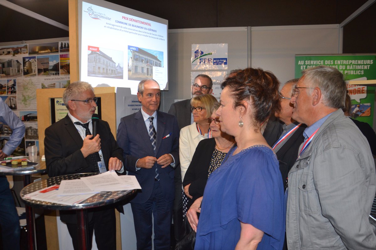 BTP_77's tweet photo. Remise des prix par @BTP_77 aux Maires des communes lauréates du concours Rubans du #Patrimoine 2017 lors du Congrès des Maires de S&amp;M 29/09 https://t.co/0L7t06c4bz