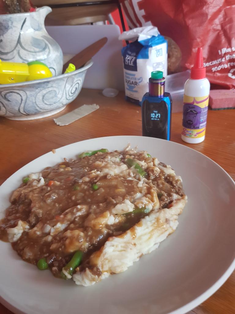 Vappingtodayan1's tweet photo. Dinner and new juice and new vape https://t.co/SVmkmMlUrx