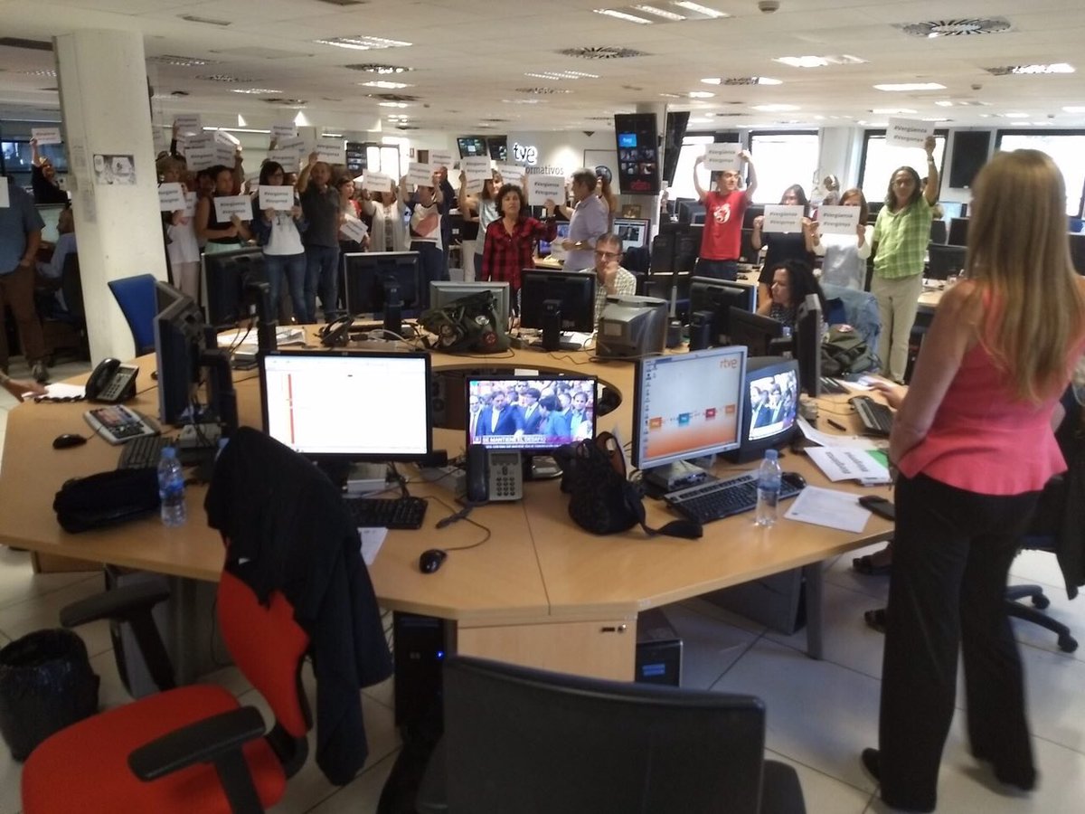 Los trabajadores de <a href="/tve_tve/">tve</a> rodeando la mesa de edición de con carteles que dicen: vergüenza