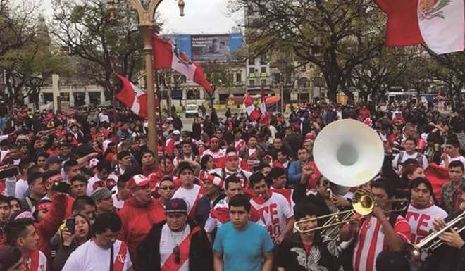DiarioOle's tweet photo. ¡Un centenar de peruanos 🇵🇪 hicieron un banderazo en #Once para motivarse de cara al partido ante #Argentina 🇦🇷! ➡https://t.co/UkCY8hx3l5 https://t.co/zJlabsQZPj