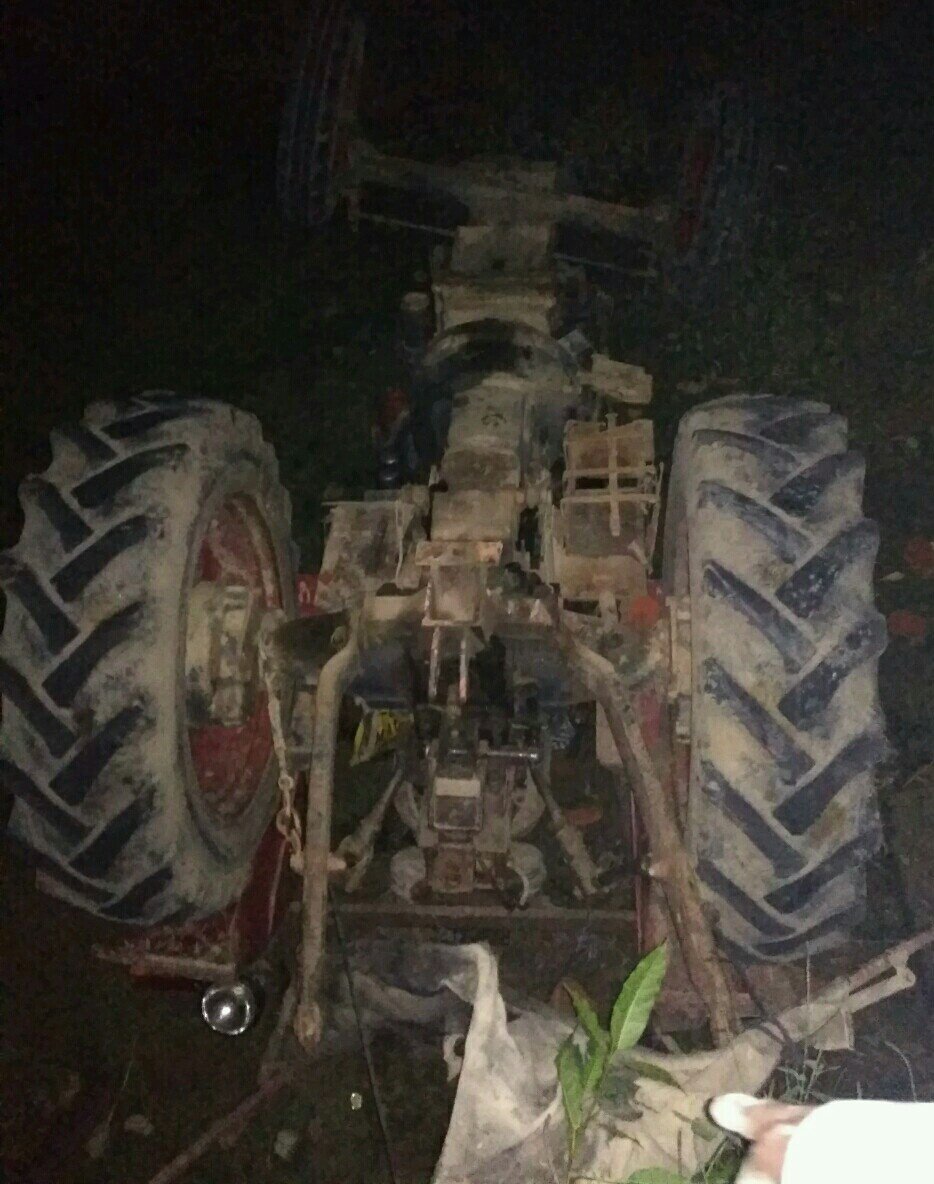 NiT_NewsNetwork's tweet photo. #कम्पिलथानागाँव
#मेदपुर की पुलिया पर अंधेरा होने के कारण ट्रेक्टर पलटा ट्रेक्टर चालक बाबू ट्रेक्टर के नीचे दबा
#kampil #farrukhabad https://t.co/jDdURIW6ae
