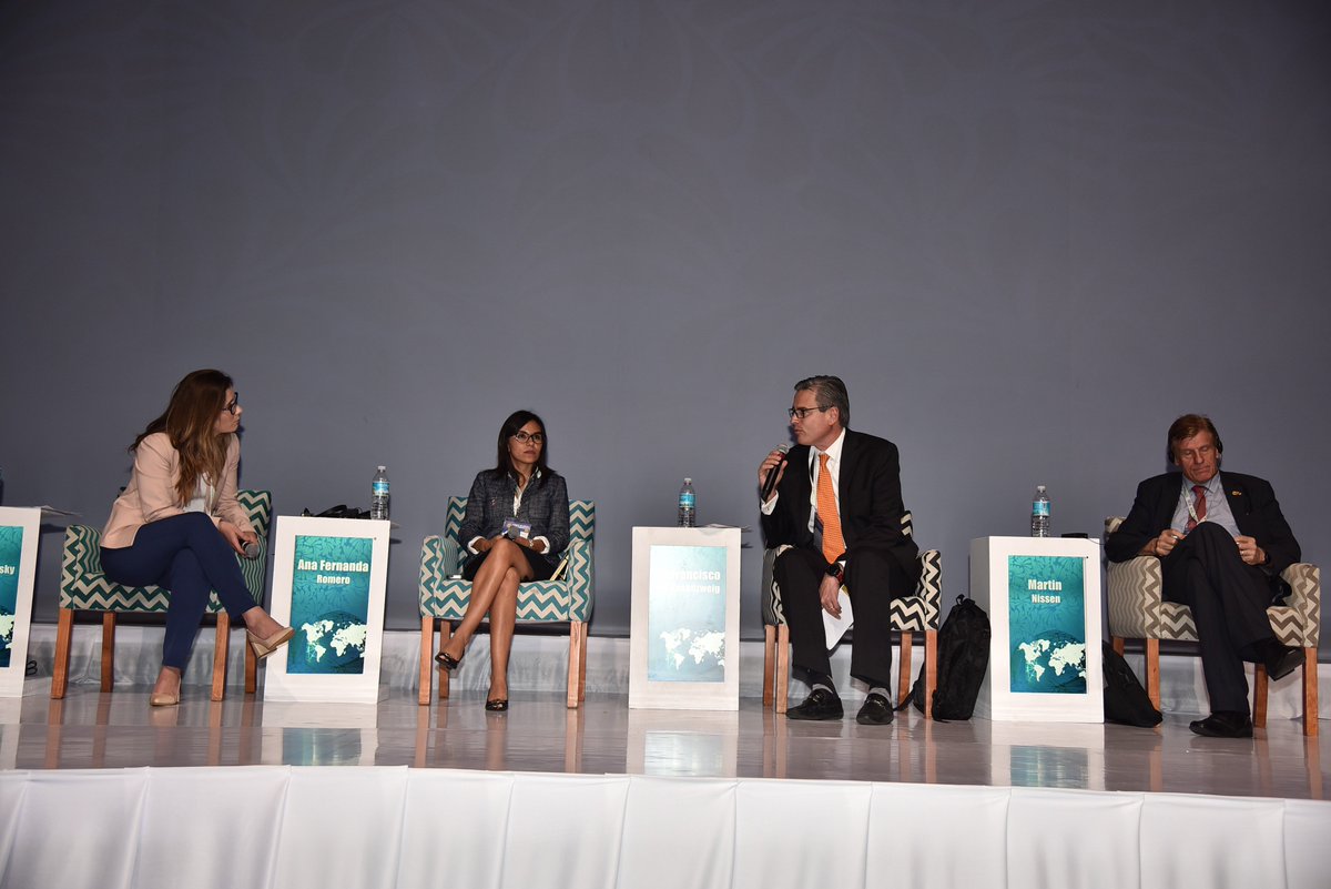 CNAgropecuario's tweet photo. PANEL I dentro del programa del #FGA2017 con el tema "Replanteando el futuro del comercio Global Agroalimentario" #MomentosFGA2017 https://t.co/wyGbQOVeUV