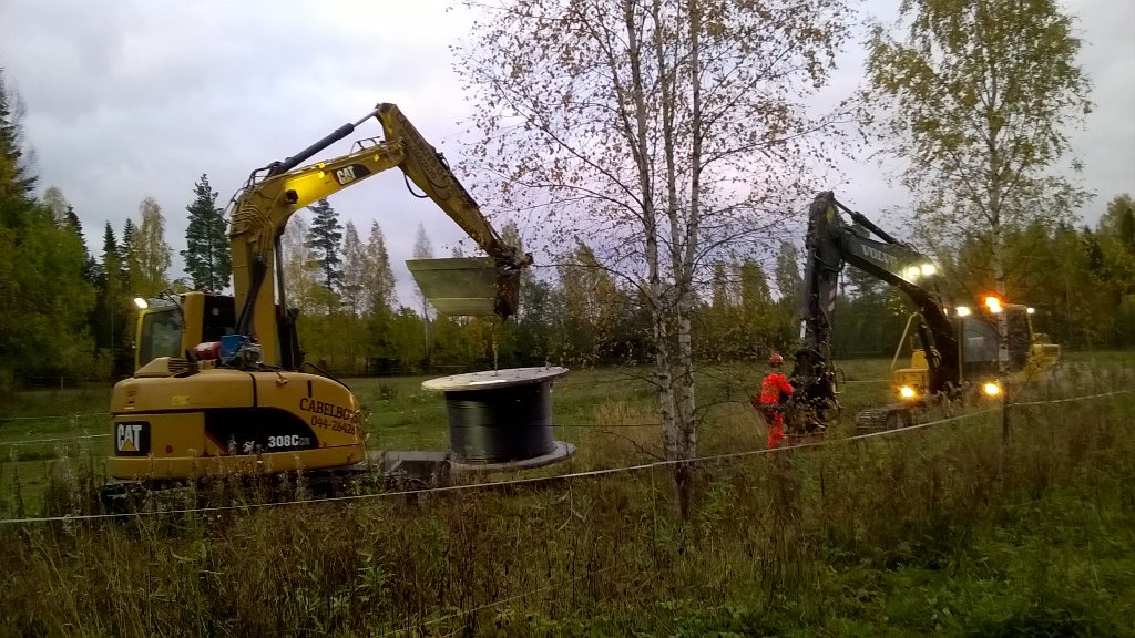 PauliPullinen's tweet photo. Kuitu16 kaapelinveto alkoi! On siinä hevosellakin ihmettelemistä. https://t.co/O0uLGKi5XX