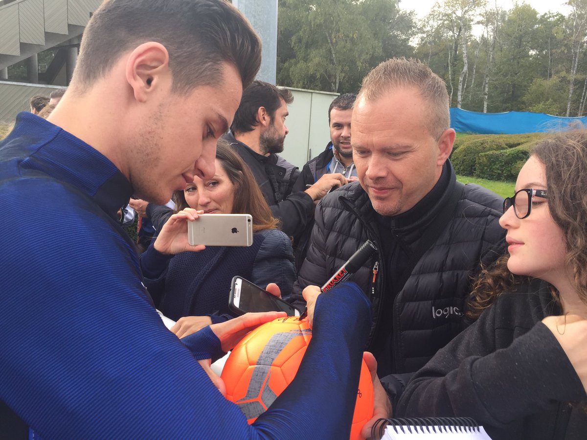 equipedefrance's tweet photo. Les #bleus avec leurs supporters à Clairefontaine. #FiersdetreBleus #BULFRA https://t.co/n6eAn1mMvf