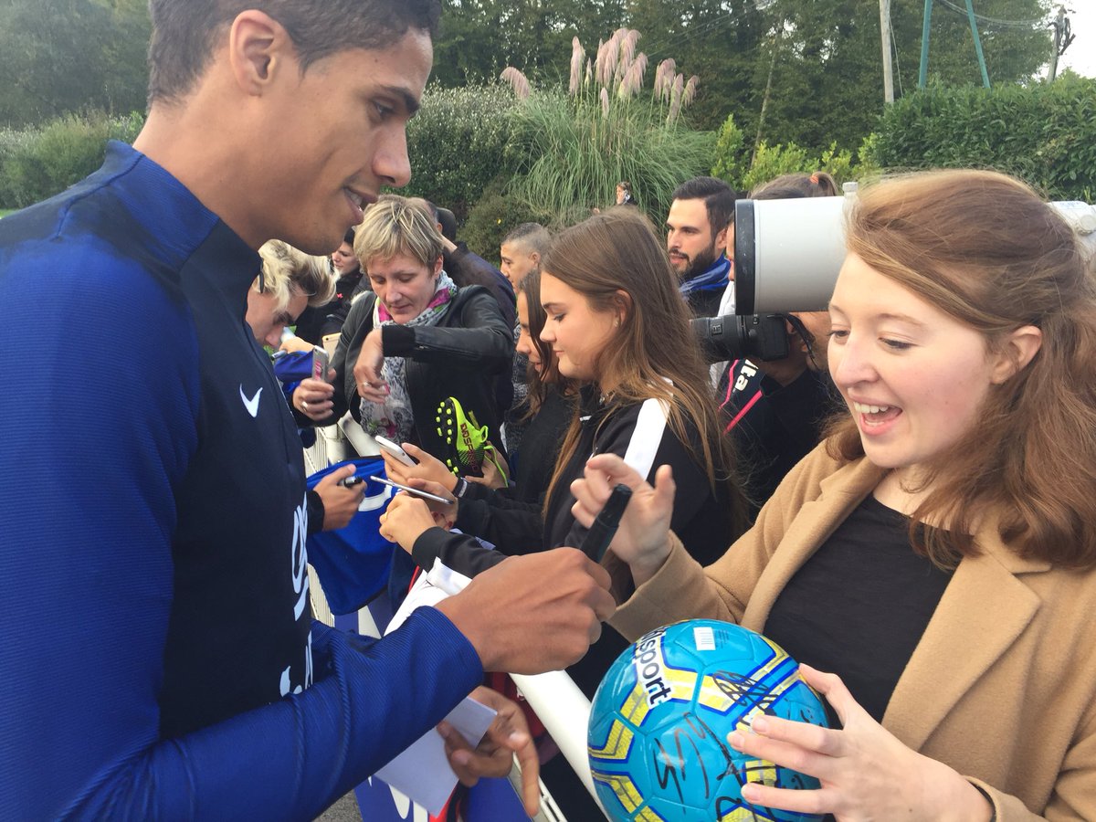 equipedefrance's tweet photo. Les #bleus avec leurs supporters à Clairefontaine. #FiersdetreBleus #BULFRA https://t.co/n6eAn1mMvf