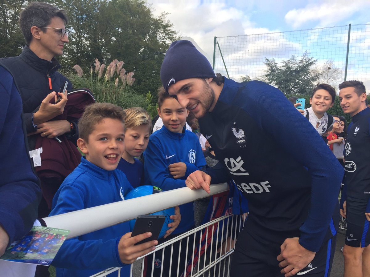 equipedefrance's tweet photo. Les #bleus avec leurs supporters à Clairefontaine. #FiersdetreBleus #BULFRA https://t.co/n6eAn1mMvf