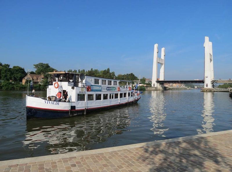 AsiiHotel's tweet photo. Le #WaterBus vous propose une #croisière en bateau pour visiter #Bruxelles ! https://t.co/9mI3UHuzL3