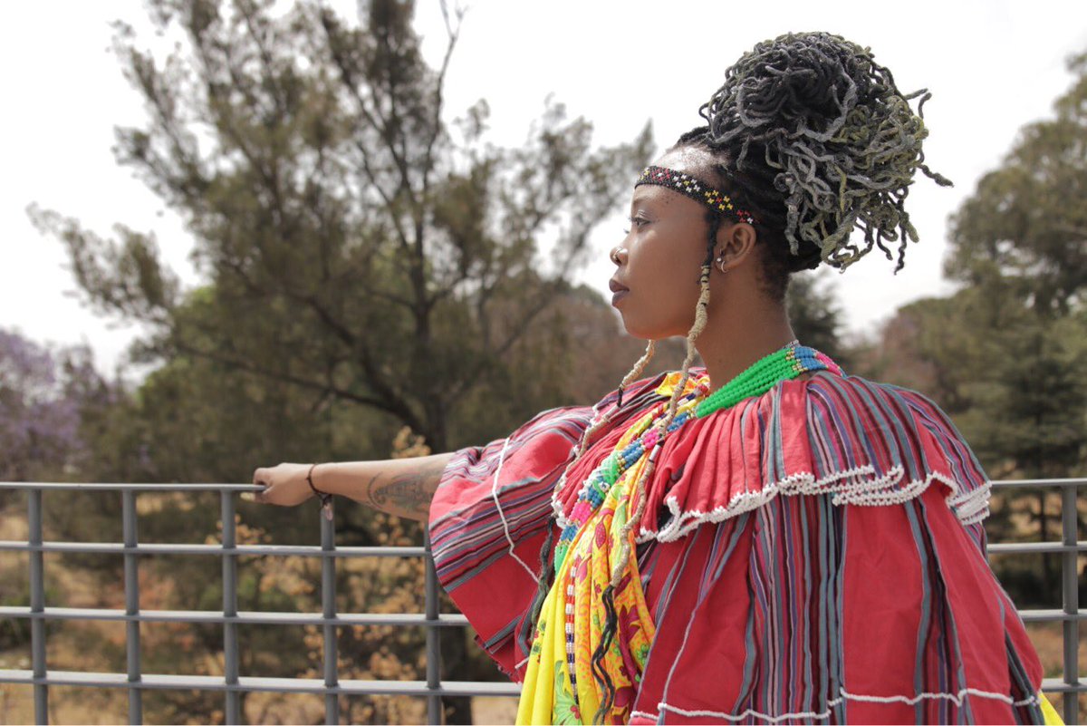 bspiritndlovu's tweet photo. Looking at my future because it is so bright🔥! S/O IG: @sipsip_tv🙌🏽! #Tsonga #Photography #African #MakeUp #TsongaAttire #Colourful https://t.co/WSNLjeKz4L