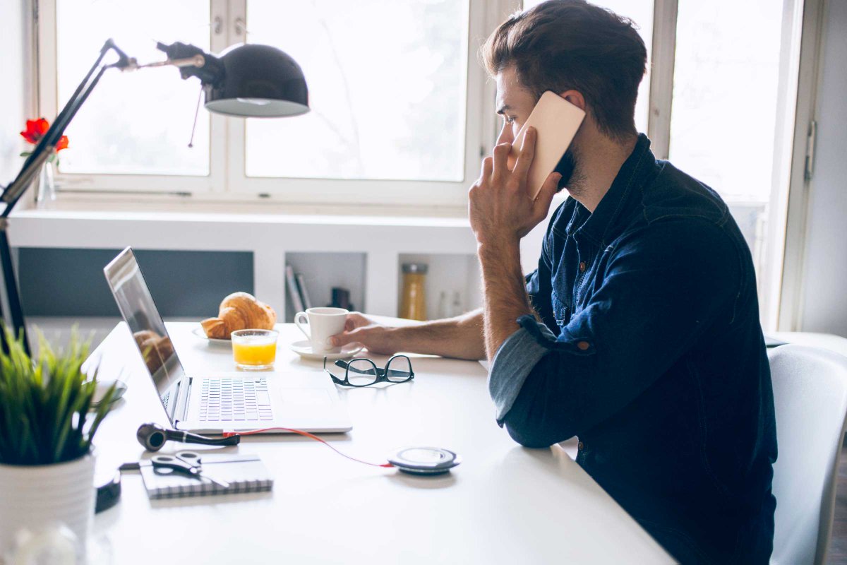 бизнесмен. работа на занятии. где работать мужчине. мужчины и женщины коллектив. человек звкомпьютером.