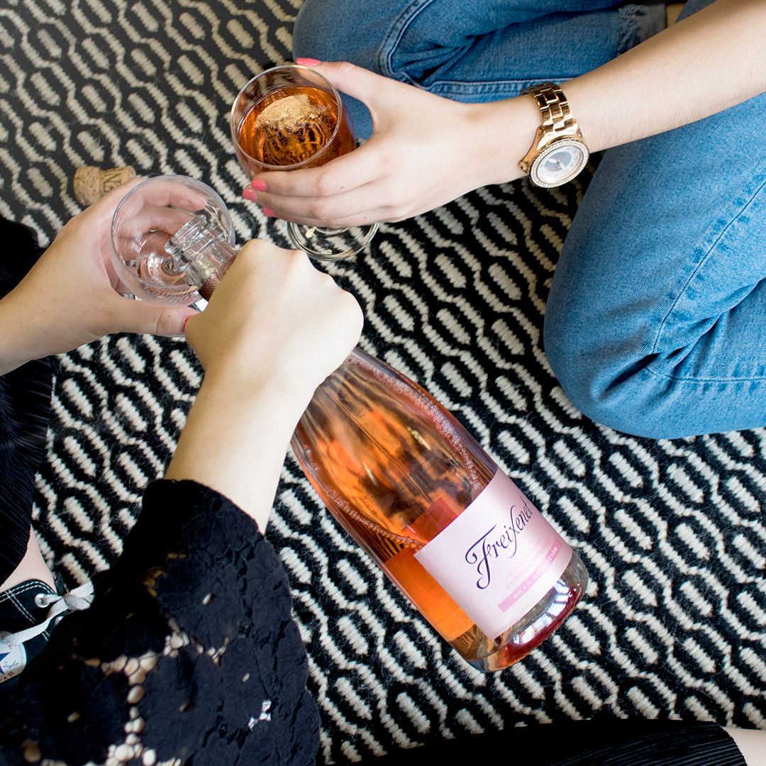 FreixenetUK's tweet photo. It’s only Monday and we already feel like we need a catch up with our bestie over some Rosé! 
https://t.co/MGXbCNEqdz https://t.co/lLDq77CtiD