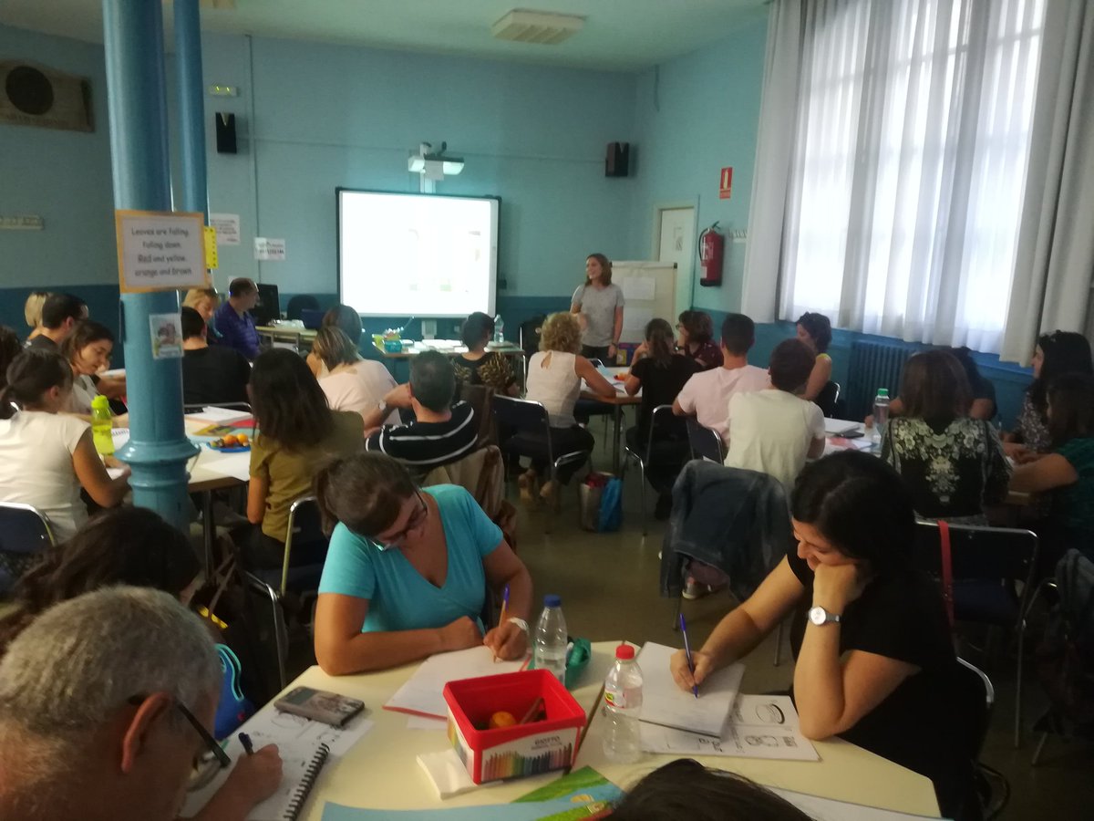 laPku's tweet image. Isabel Mas giving ideas for Stepping forward in Infants #inductioncourse @esBritish