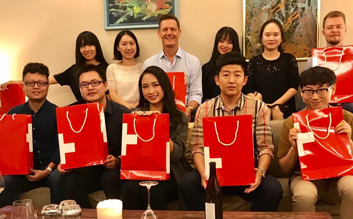 Difficulties talking with the medias? Invite them home for dinner!